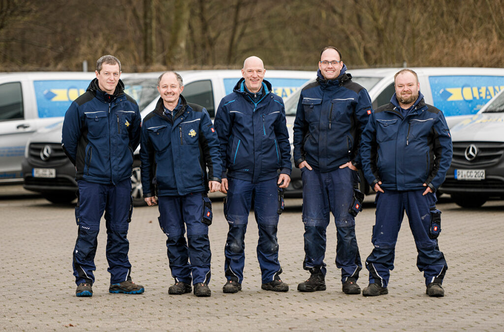 Foto von unseren Technikern in Arbeitskleidung